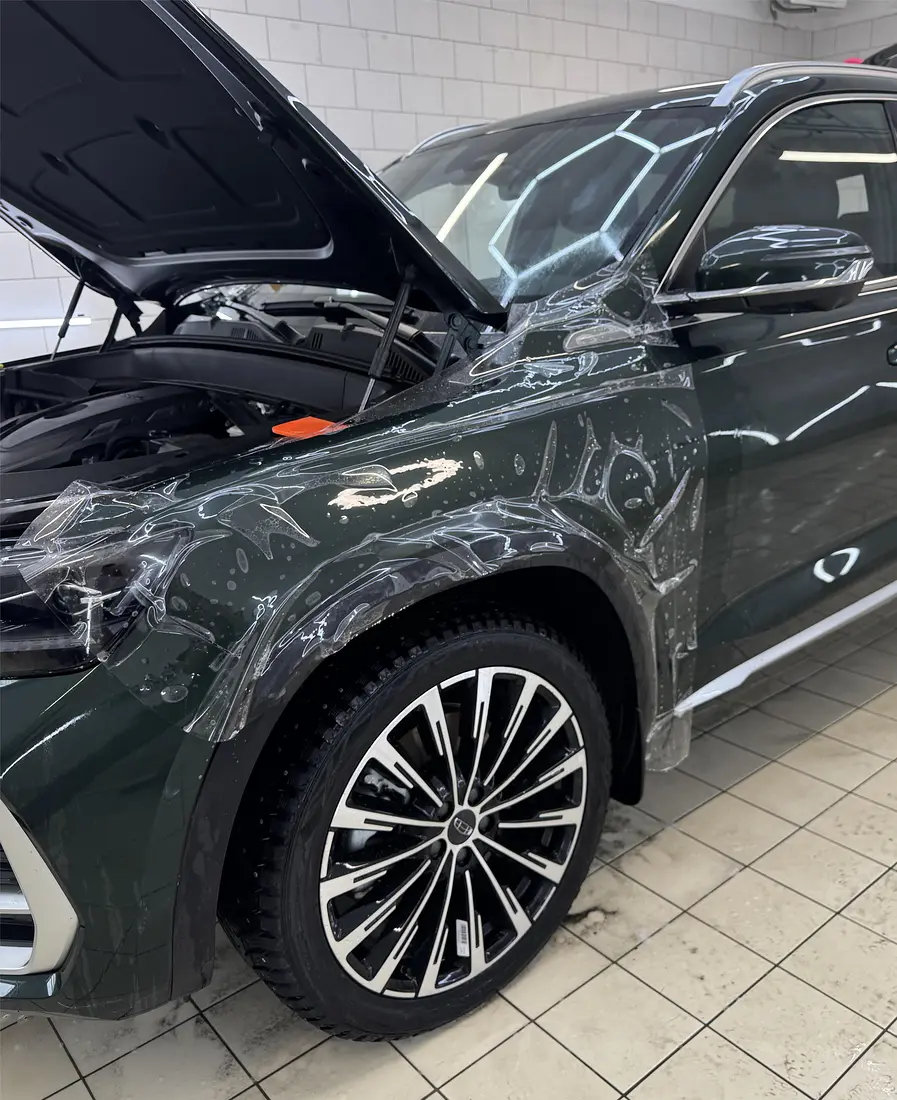 Geely Monjaro сбоку