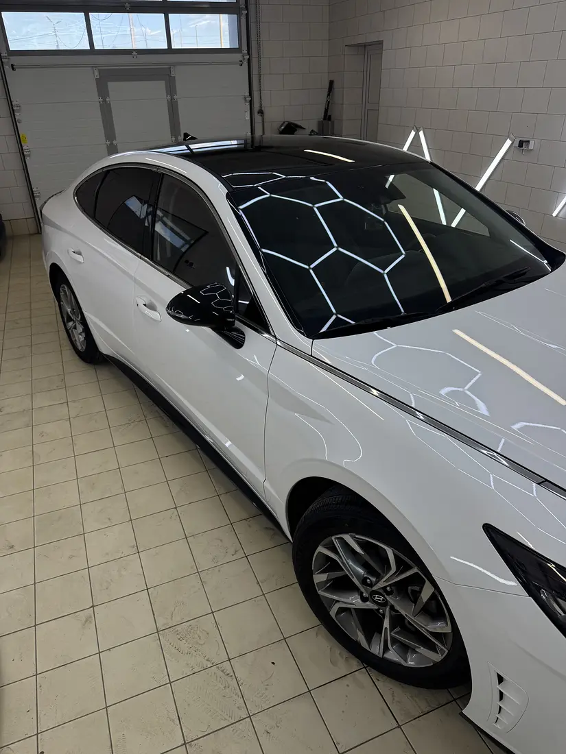 Белый BMW с плёнкой