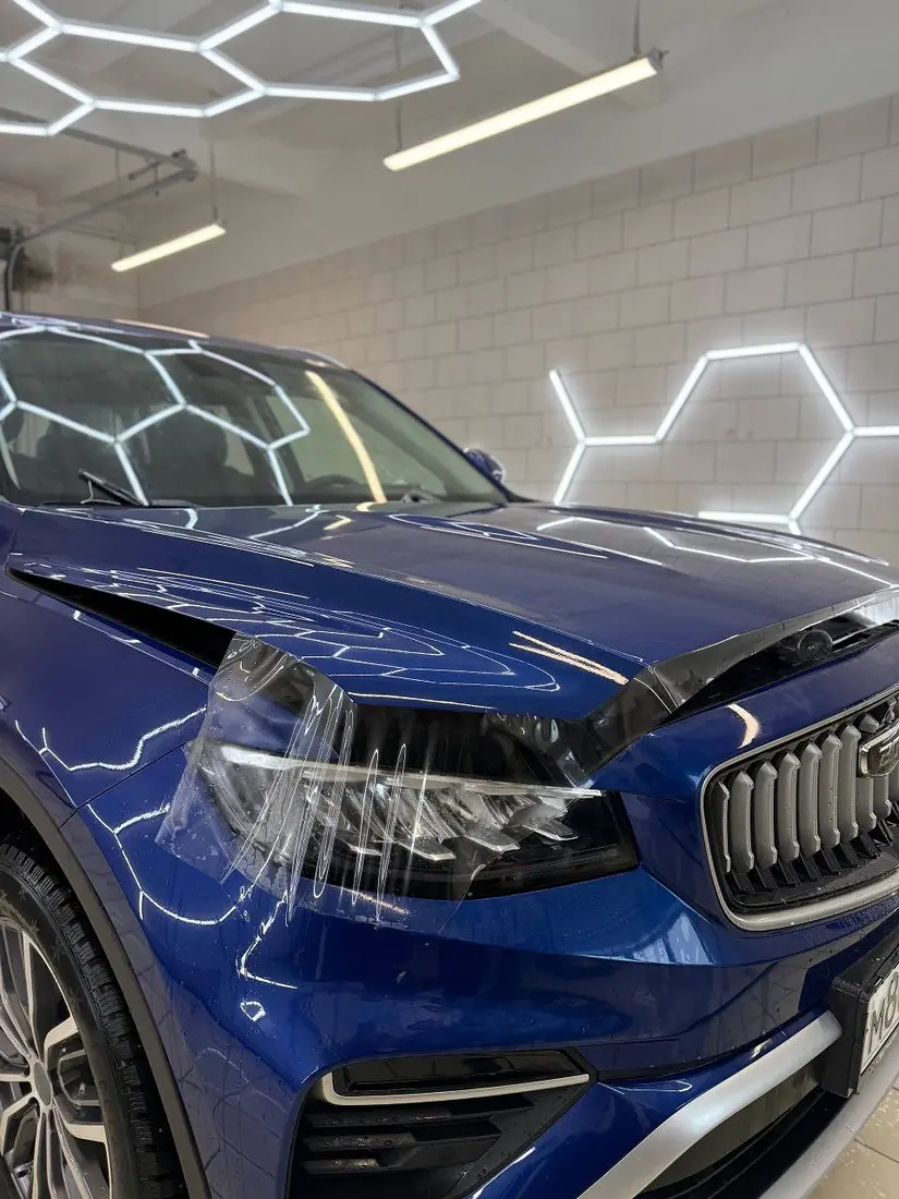 Синий Geely с плёнкой