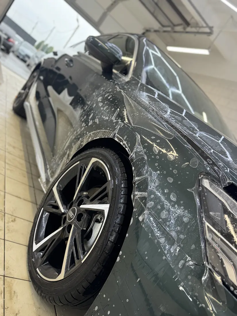 Audi Q8 перед с плёнкой