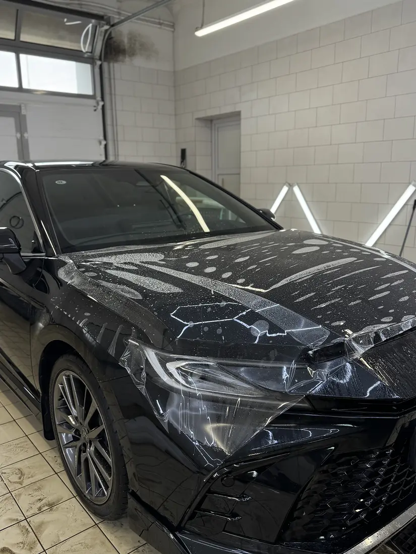Чёрная Toyota Camry с плёнкой