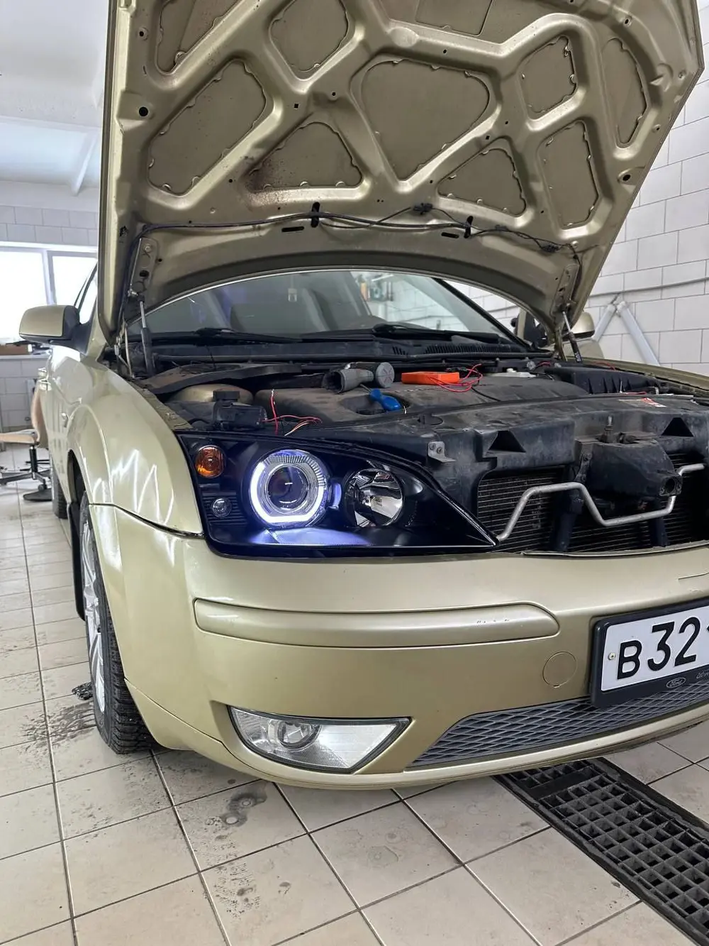Ford Mondeo с линзами и ангельскими глазками