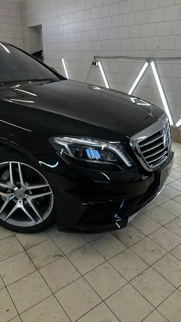 Чёрный Mercedes S-класс после полировки