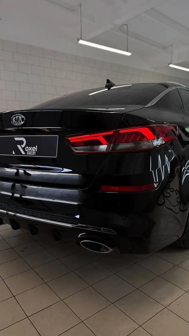 Чёрная Kia Optima после полировки