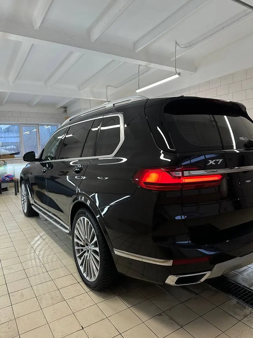 Чёрный BMW X7 после полировки