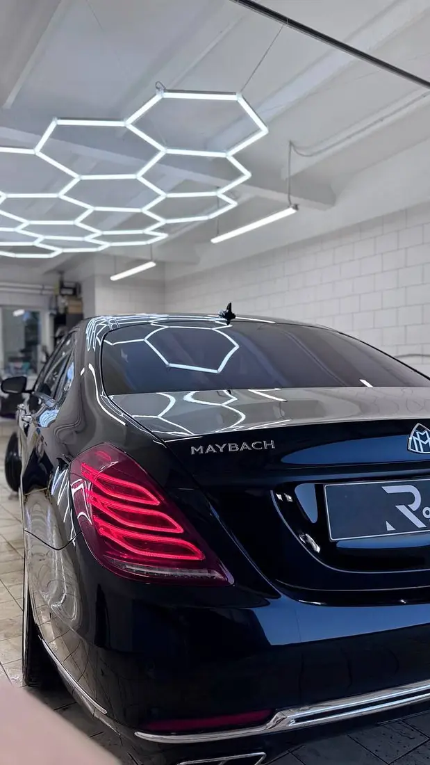 Чёрный Mercedes-Maybach после полировки