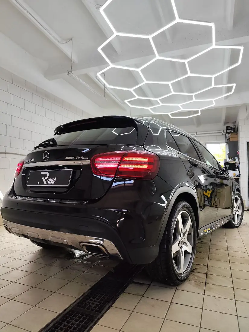 Чёрный Mercedes GLA после полировки