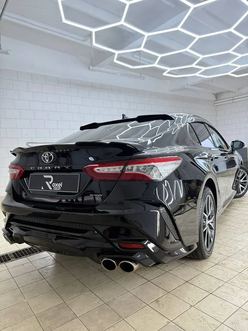 Чёрная Toyota Camry сзади