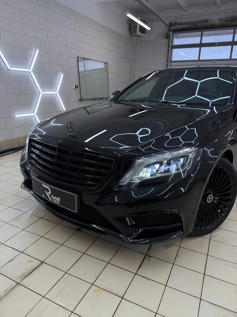 Чёрный Mercedes S-класс спереди