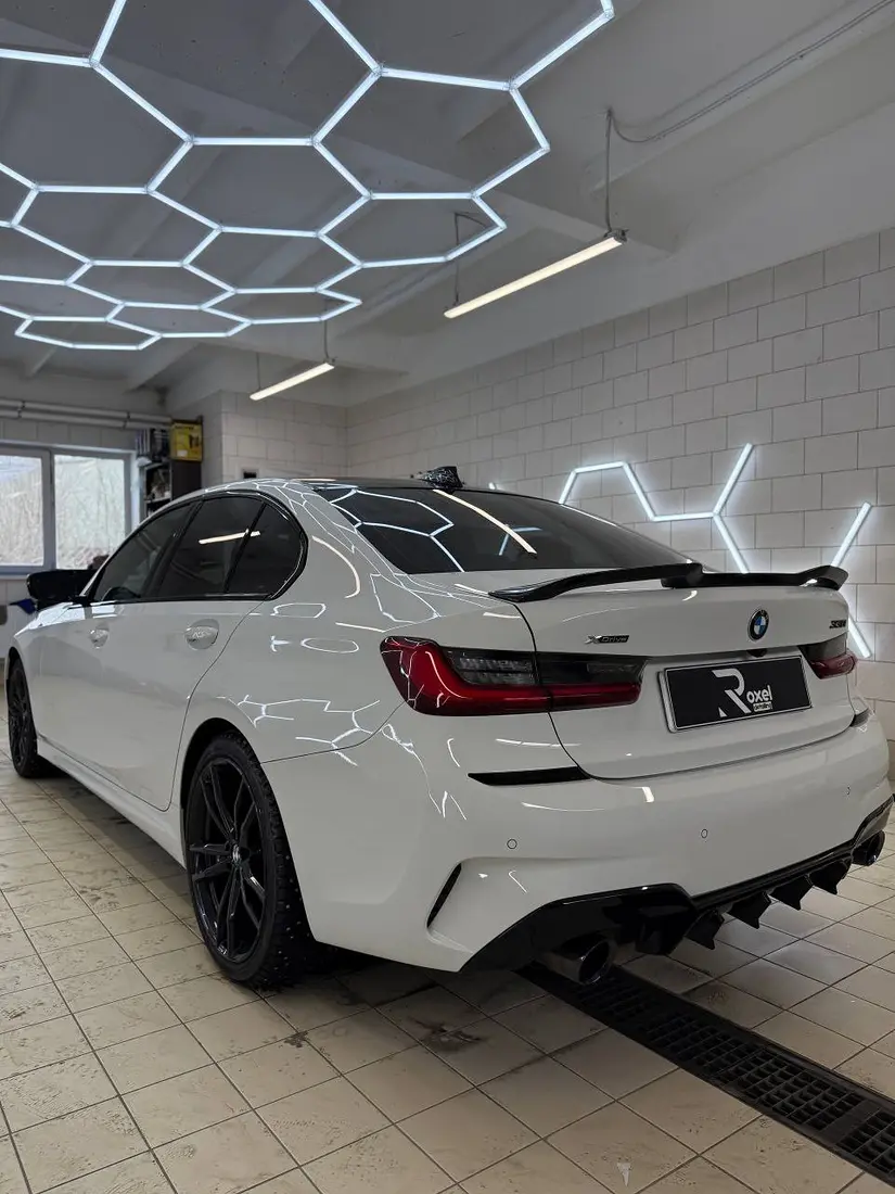 Белый BMW 330i сзади