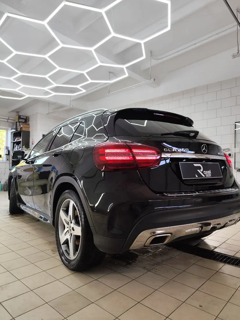 Чёрный Mercedes GLA сбоку