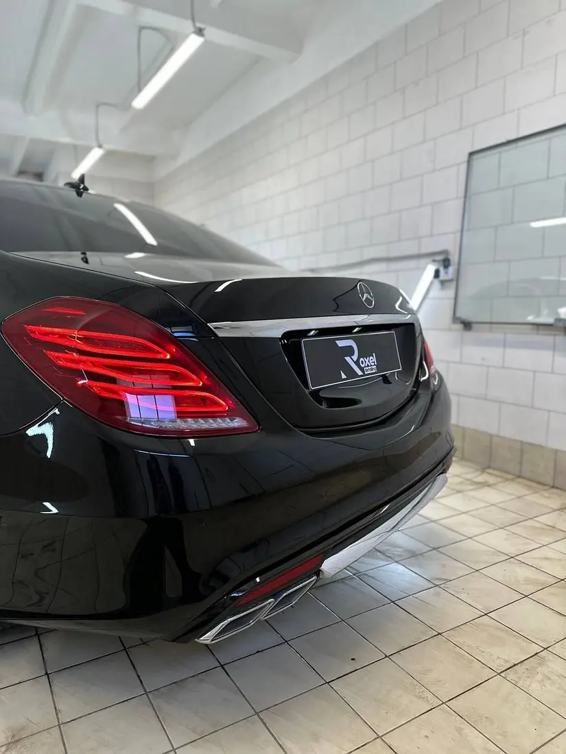 Mercedes S-класс сзади крупным планом