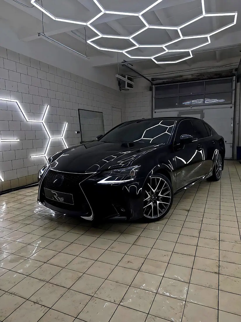 Чёрный Lexus GS после полировки