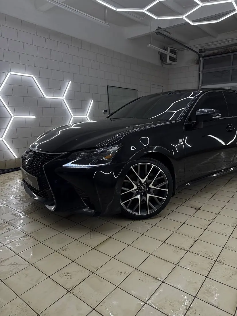 Чёрный Lexus GS спереди