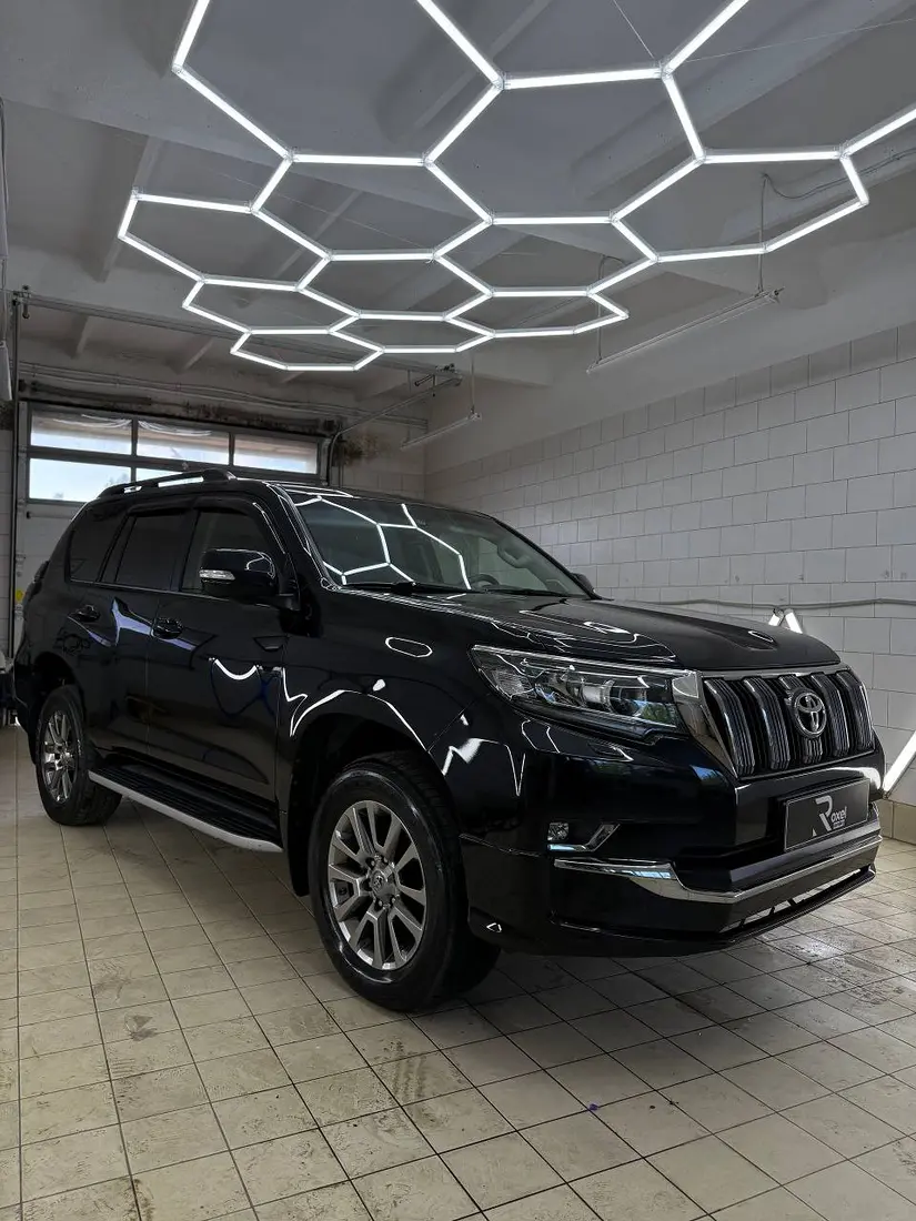 Чёрный Toyota Prado после полировки
