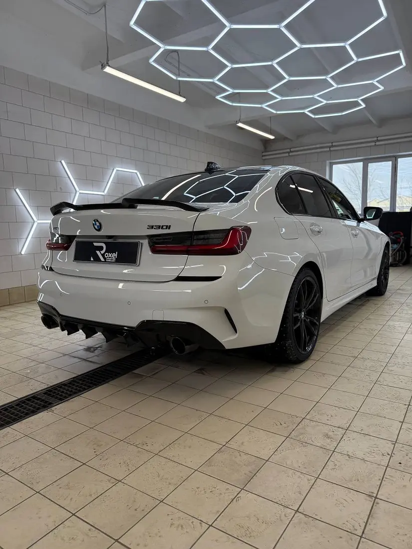 Белый BMW 330i после полировки