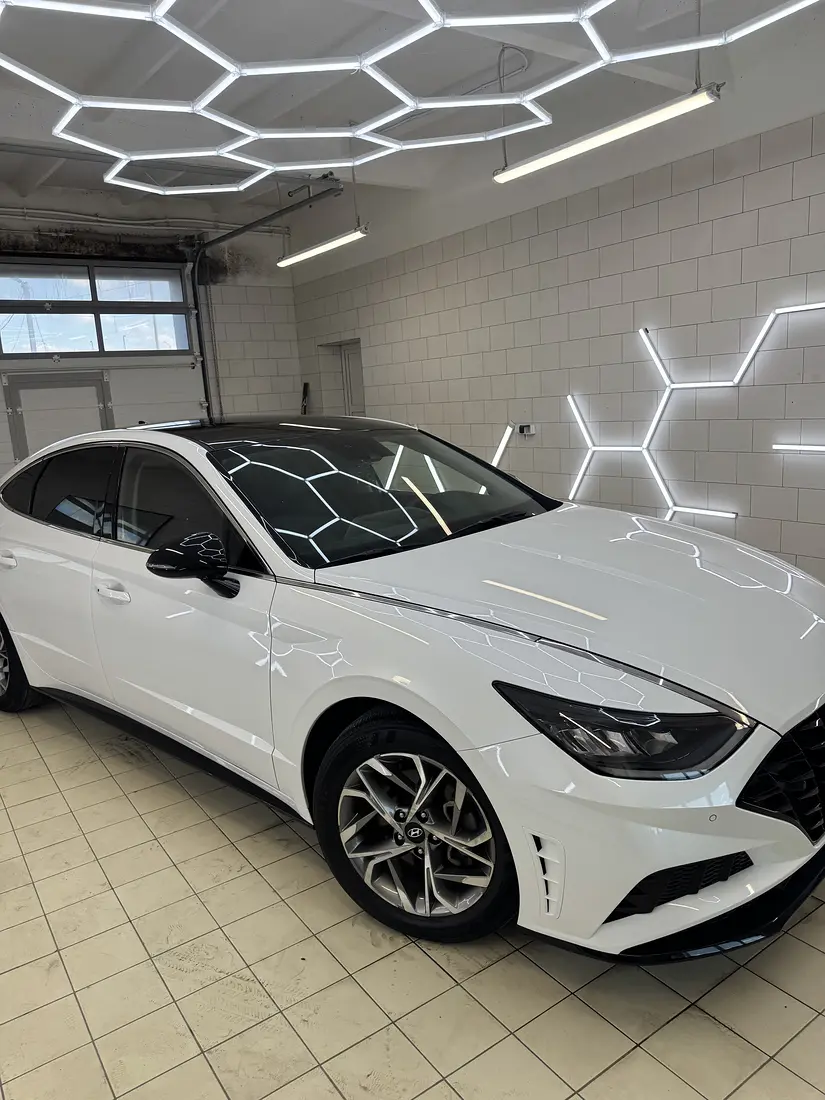 Белый BMW сбоку