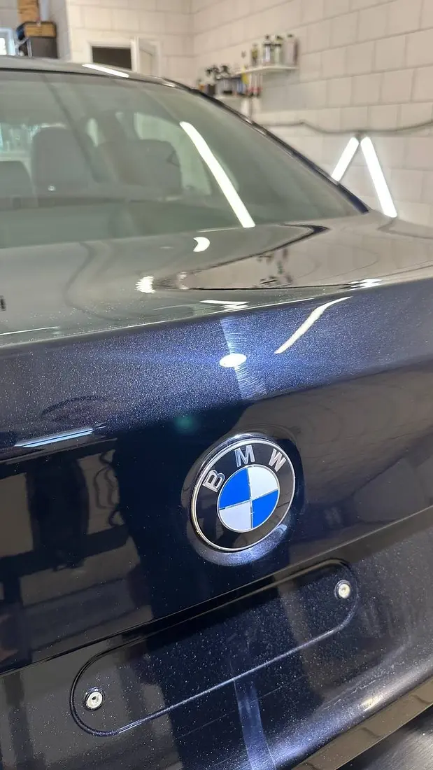 Тёмно-синий металлик BMW крупным планом